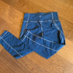 Athlete navy and brown capri leggings